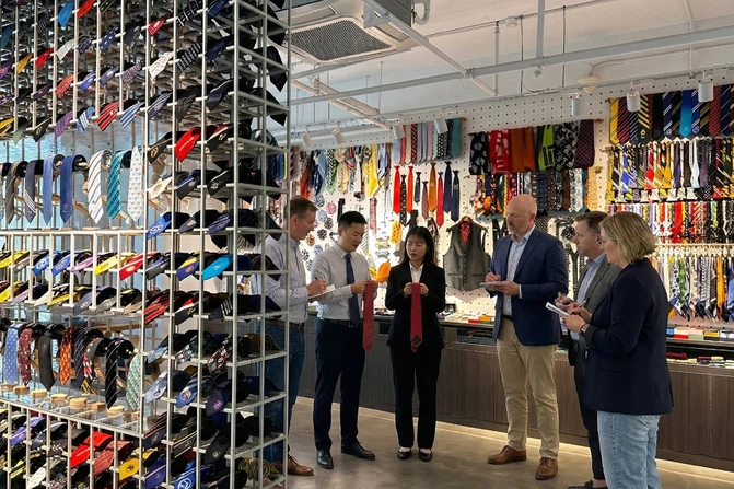 Exhibitions & Customers Visiting Exhibitions & Customers Visiting